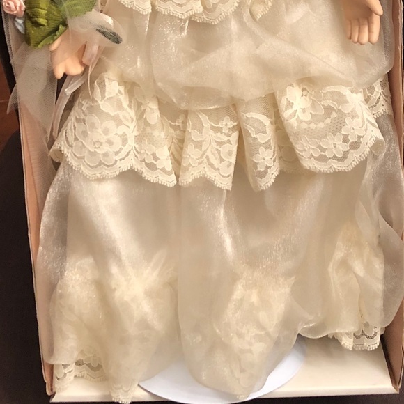 The Broadway Collection 18” Porcelain Bride Doll - Picture 4 of 11